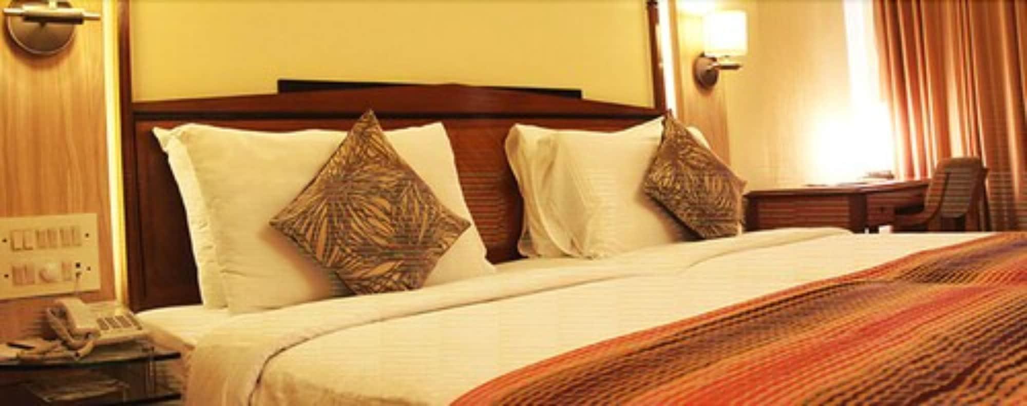 Hiltop Hotel Mumbai Bagian luar foto