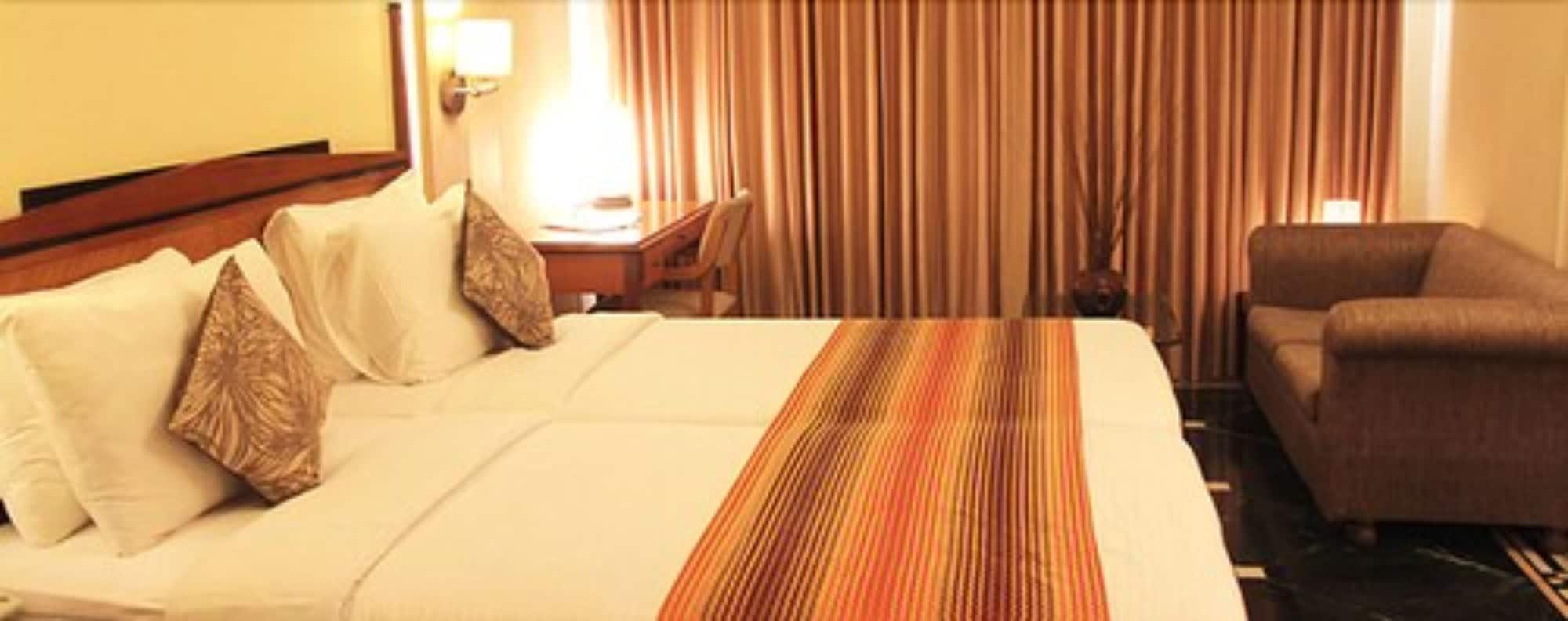 Hiltop Hotel Mumbai Bagian luar foto