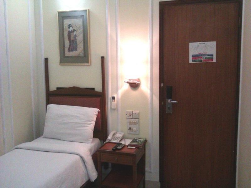 Hiltop Hotel Mumbai Bagian luar foto