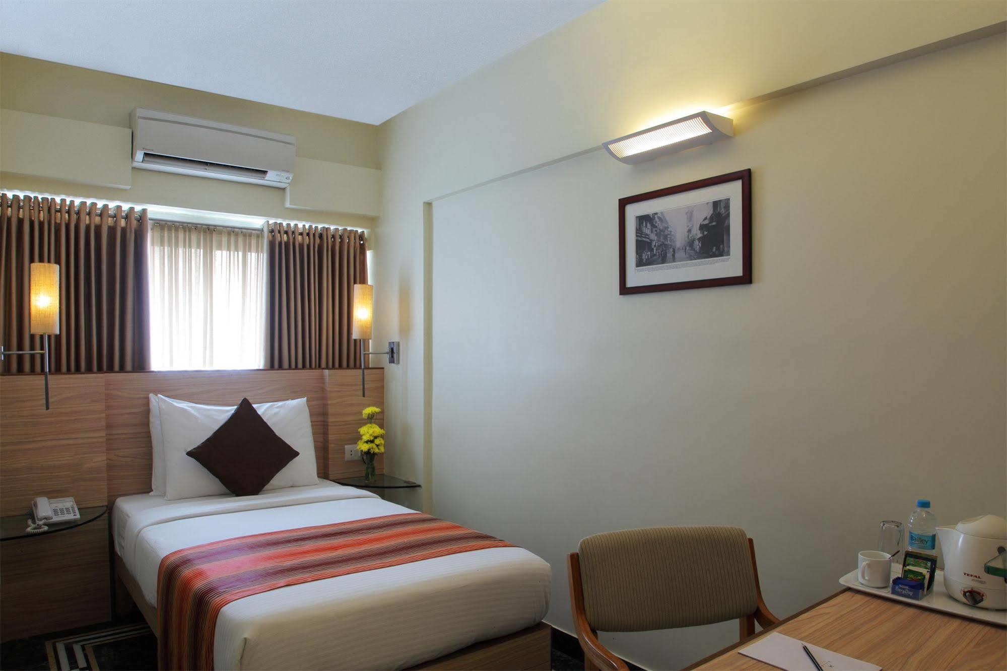 Hiltop Hotel Mumbai Bagian luar foto