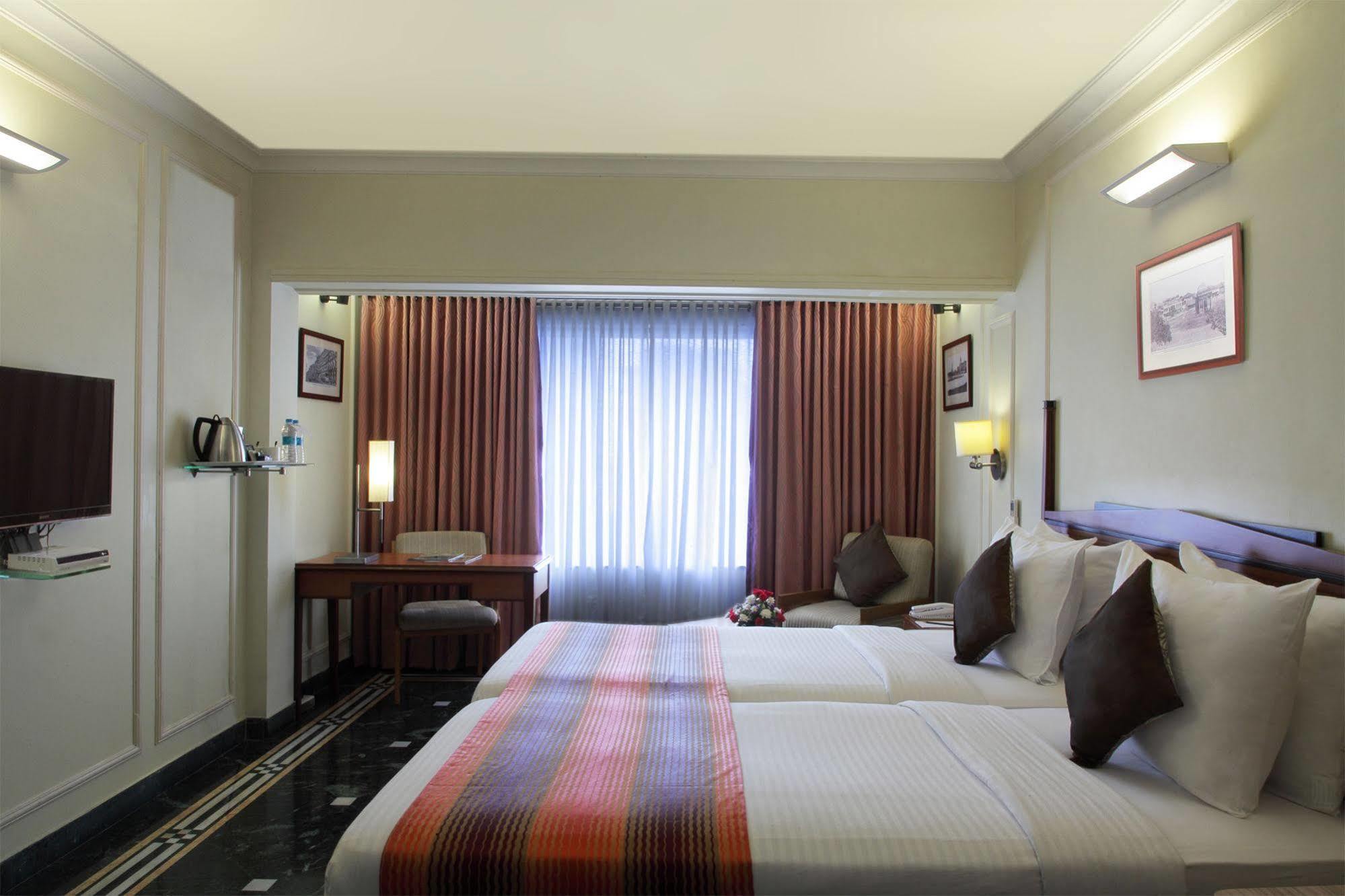 Hiltop Hotel Mumbai Bagian luar foto
